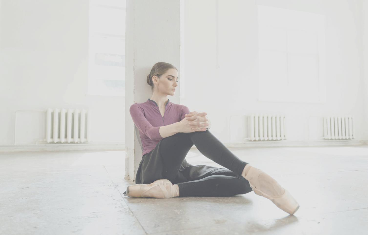 Studio di danza jazz con specchi e sbarre