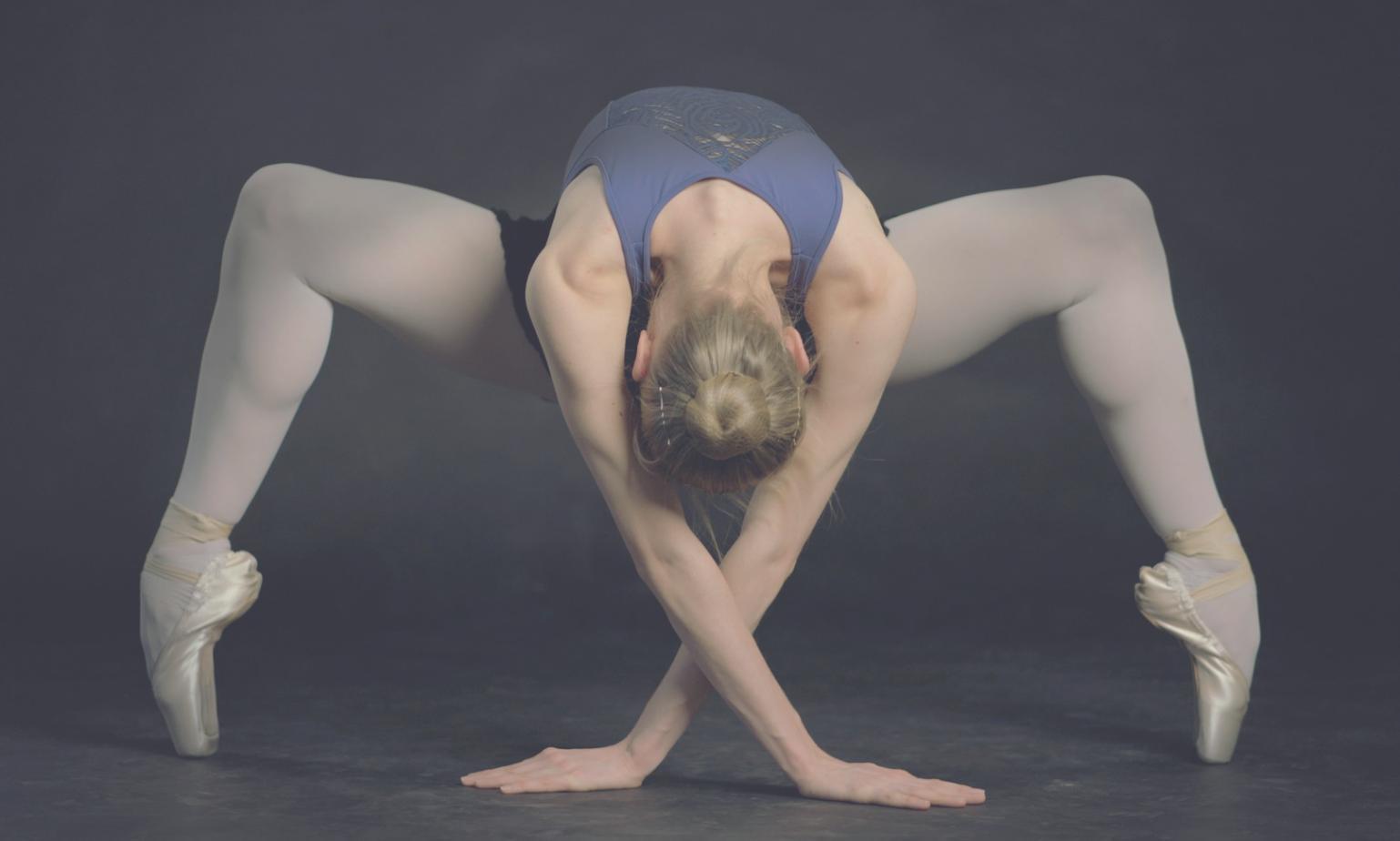 Gruppo di danzatori durante una lezione di jazz